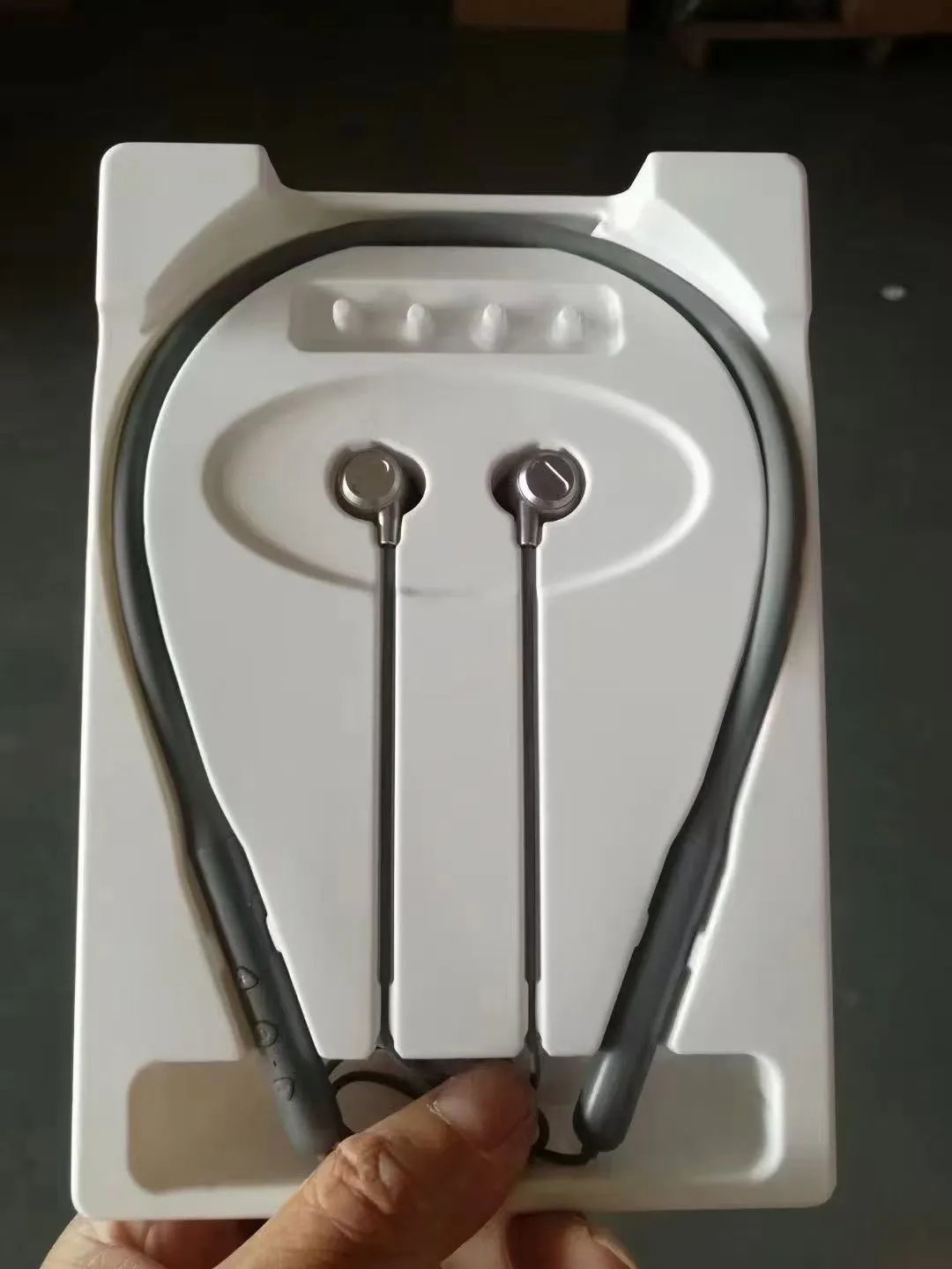 頸掛耳機內托